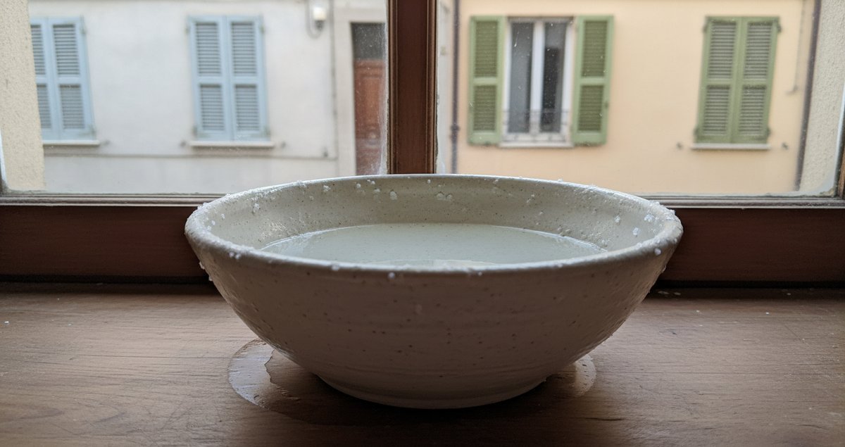 una-ciotola-di-acqua-salata-sul-ventre-della-finestra-inverno