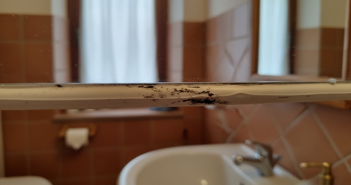 muffa-sigillante-bagno-si-stacca-facilmente-ritorna